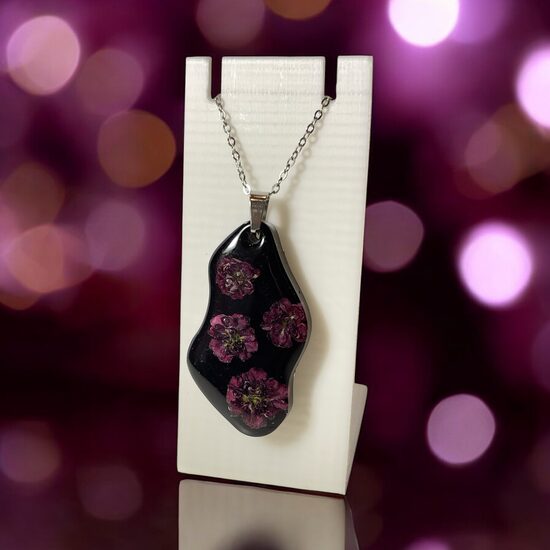 Melsns kulons ar vilkābeles ziediem